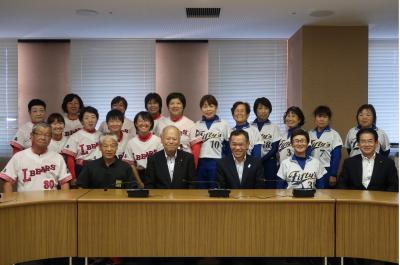 「第23回全日本レディースソフトボール大会」「第17回全日本エルデストソフトボール大会」出場に伴う表敬訪問の写真