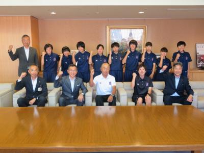 ＪＦＡ第24回全日本Ｕ－１５女子サッカー選手権大会出場に伴う表敬訪問の写真