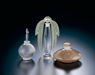 左から香水瓶《バラ》1914年 香水瓶《ユーカリ》1919年扁平香水瓶《三組のペアダンサー》1912年