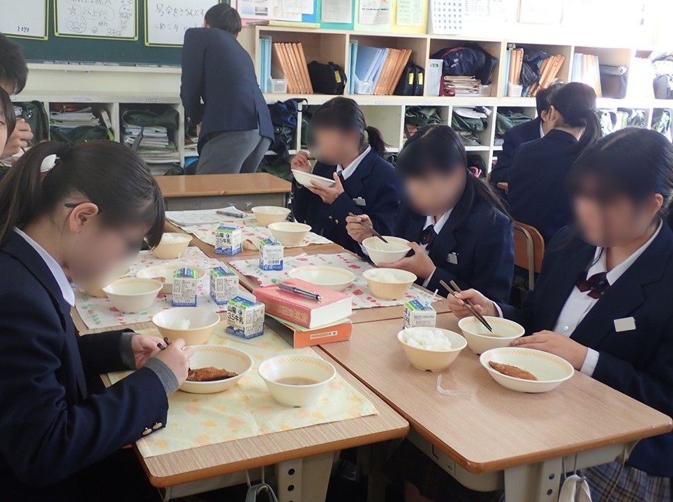 中学校給食を完全実施 
