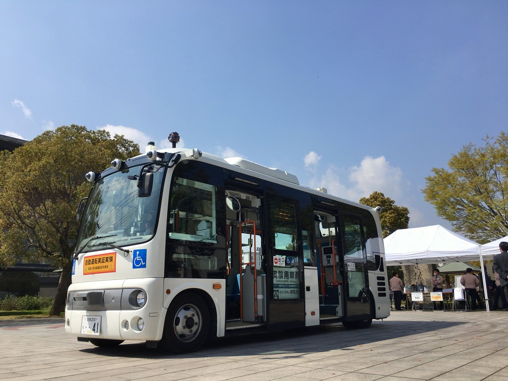 バス型車両による自動運転の実証実験