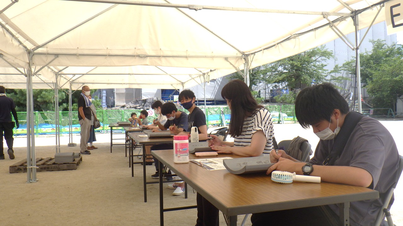 福山城天守の瓦に寄附者が記名するイベント