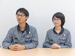 経営管理部上席主任の田村晃宏さん（左）と広報副主任の桑田沙登美さん