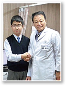 医師と島谷さんの写真