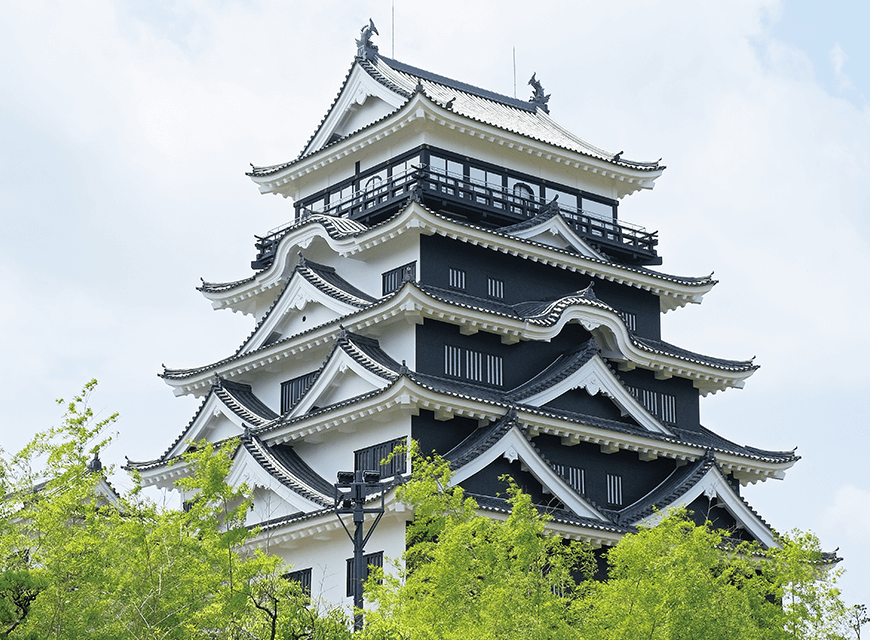 広報ふくやま22年8月号特集3 全国唯一の鉄壁の城 ライトアップ光る福山城 福山市ホームページ