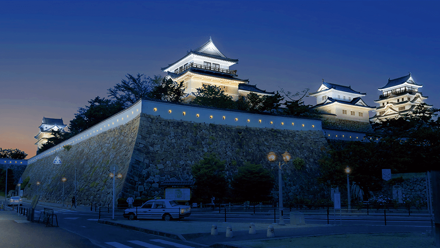 ライトアップで光る福山城の画像