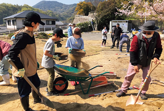 家廻公園を掃除する様子