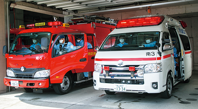 隊員が消防車・救急車に乗る様子　現場にはポンプ車も出動します