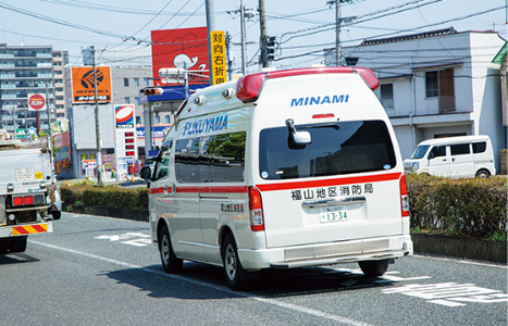 道路を走る救急車の様子　ピーポーピーポーと音を鳴らす