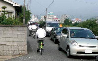 近畿大学附属広島高等学校・中学校福山校付近の市道の様子