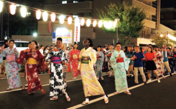 総踊りの様子・飛び入り参加できる時間帯20時30分頃から