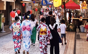 夜店が並ぶ商店街の様子