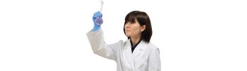 水質検査を行う浄水場職員