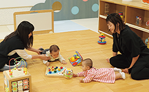 保護者と一緒に遊ぶ赤ちゃんたちの様子
