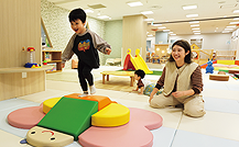 プレイルームで遊ぶ子と保護者の様子