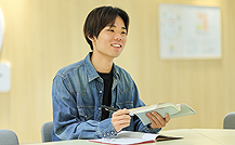 笑顔で会話する青年の様子