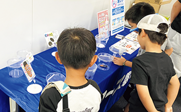 展示に興味を示すこどもたちの写真