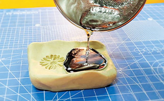 溶かした金属を流し込んでいる写真