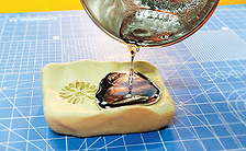 溶かした金属を流し込んでいる様子