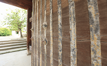 鉄板が打ち付けられている門扉の様子