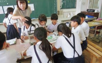 教室での先生やこどもたちの様子