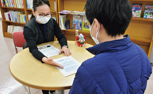 相談者へ担当者が案内する様子