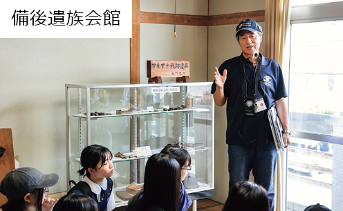 会館を案内する様子