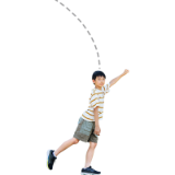 バトンをつなぐジェスチャーをするこども