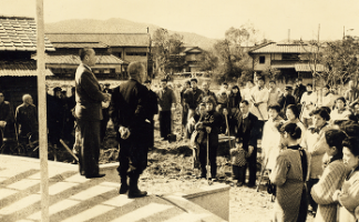 1950年代に初めて公園に市民がバラ植栽をした様子