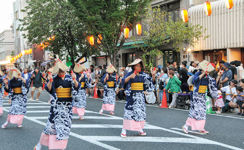 四ツ竹を打ち鳴らしながら練り踊る様子