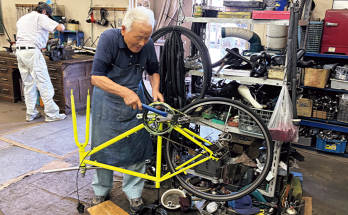 自転車整備をする上田さんの様子