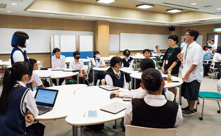 大学職員から生徒たちへアドバイスをする様子