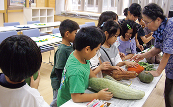 野菜スタンプを製作するこどもたちの様子