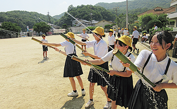 イベントにて竹の水鉄砲を楽しむこどもたち