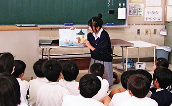 中学生が小学生たちに読み聞かせをする様子