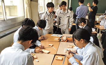 ものづくり体験をするこどもたちの傍でつく生徒たちの様子