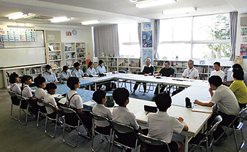 小中学生・地域の人・保護者たちが集まり会議する様子