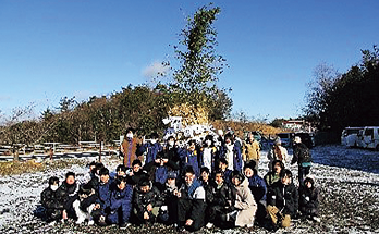 とんど制作時の記念写真