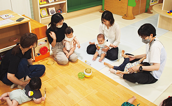 親子が交流館で交流している様子