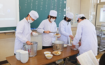 給食を配膳している様子