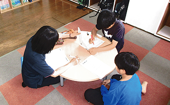 こどもたちが学習している様子
