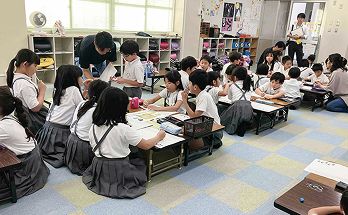 こどもたちがクラブで過ごしている様子