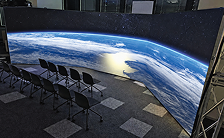 宇宙の映像が流れている様子