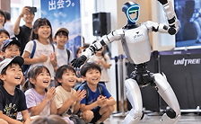 こどもたちがロボットを見ている様子