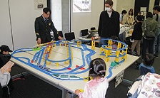 プラレールで遊んでいる様子