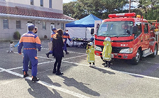 消防士のお仕事体験をしている様子