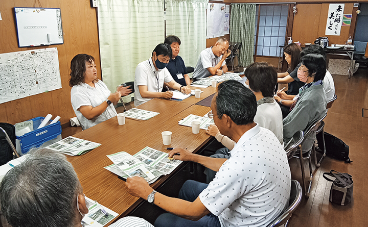 集まって話し合う様子