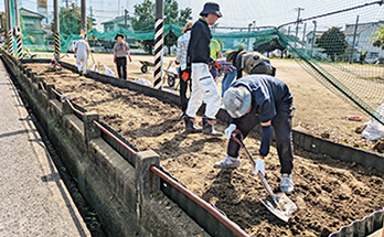 畑の土作りを行う様子