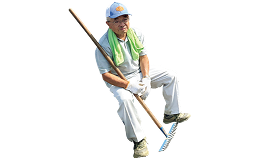 農具をもって休憩する男性