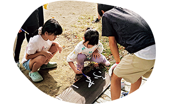 看板を作る様子